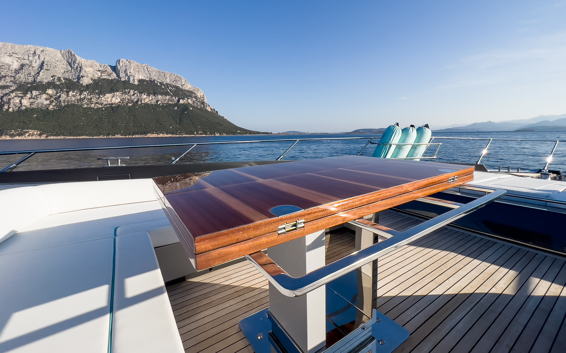 203 Foredeck dining.jpg