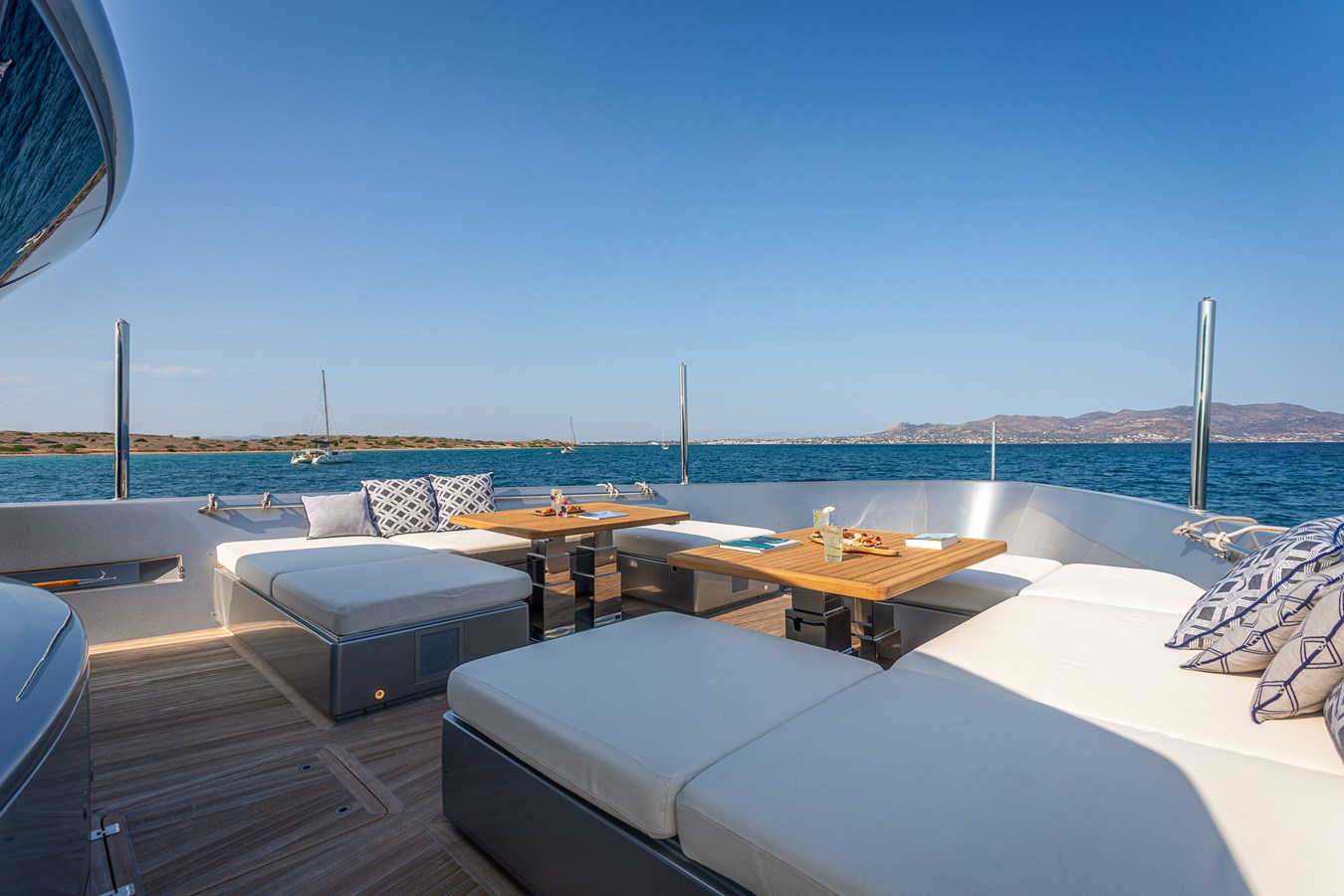 203 Foredeck seating and dining.jpg