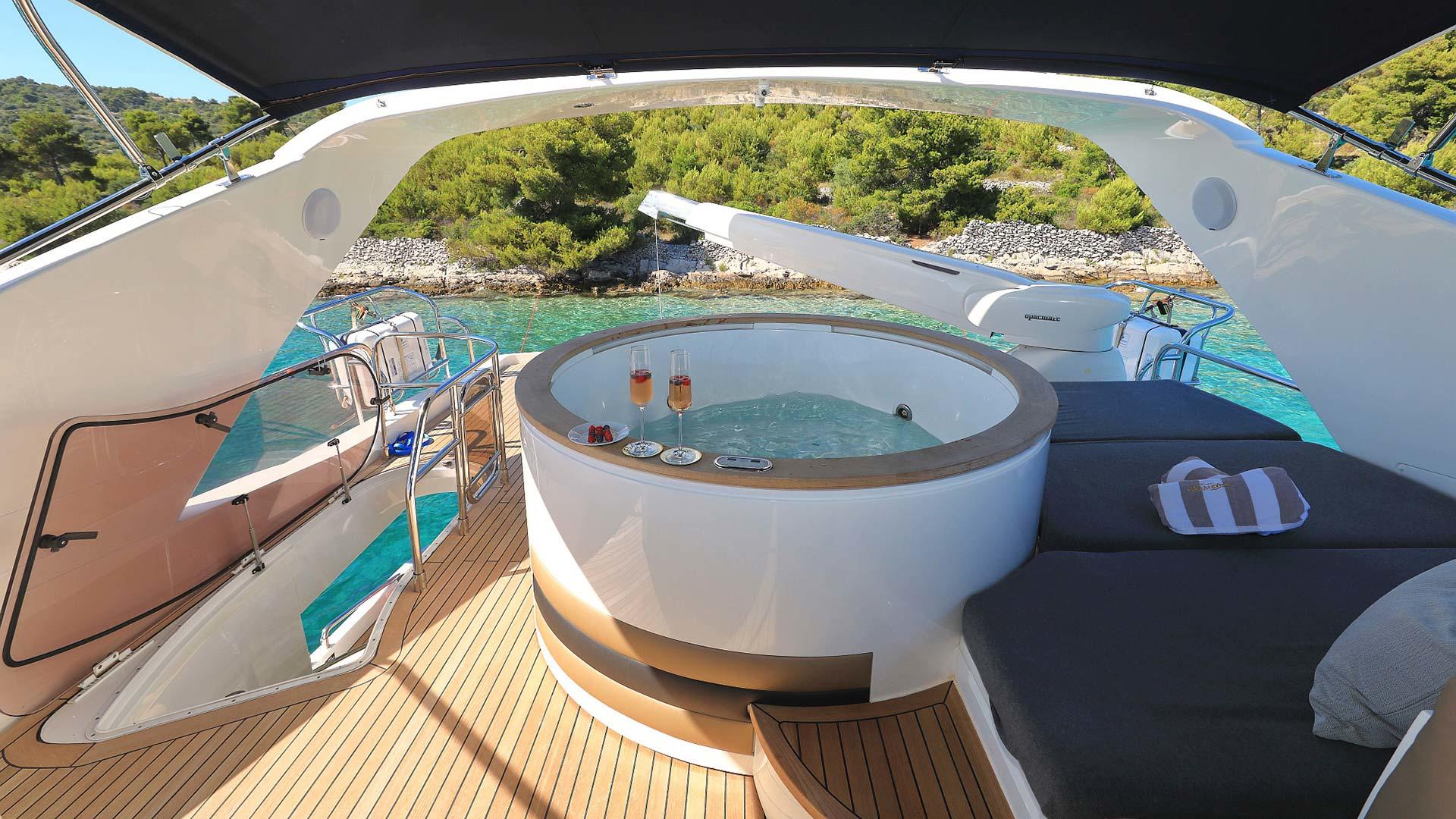203 Jacuzzi on sun deck.jpg