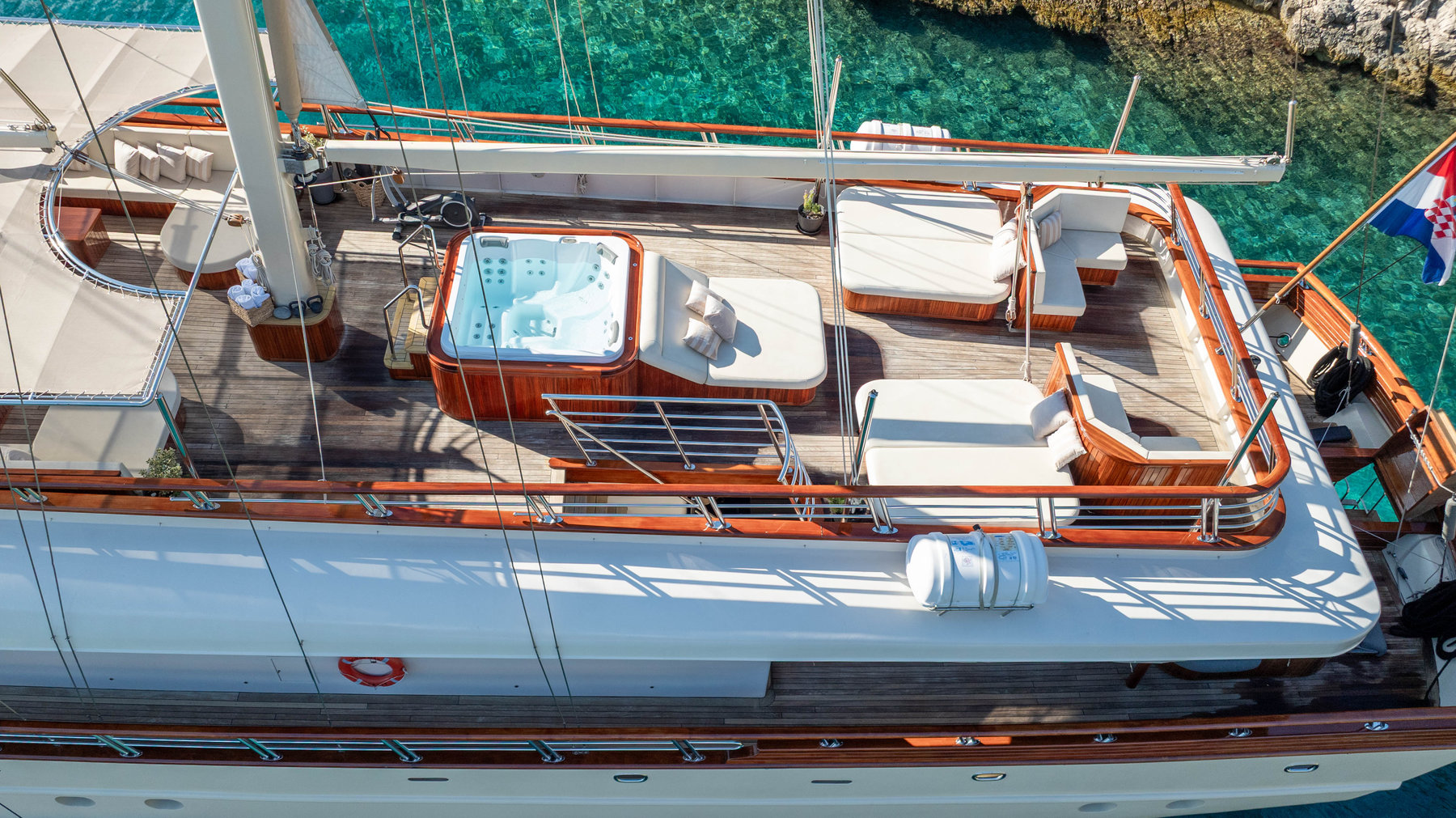 203 SON DE MAR - Sun deck aft.jpg