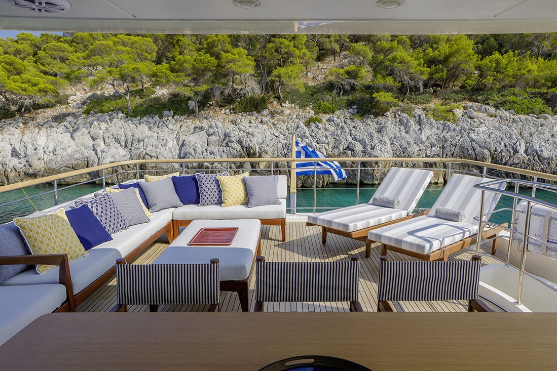 203 Sundeck view aft.jpg