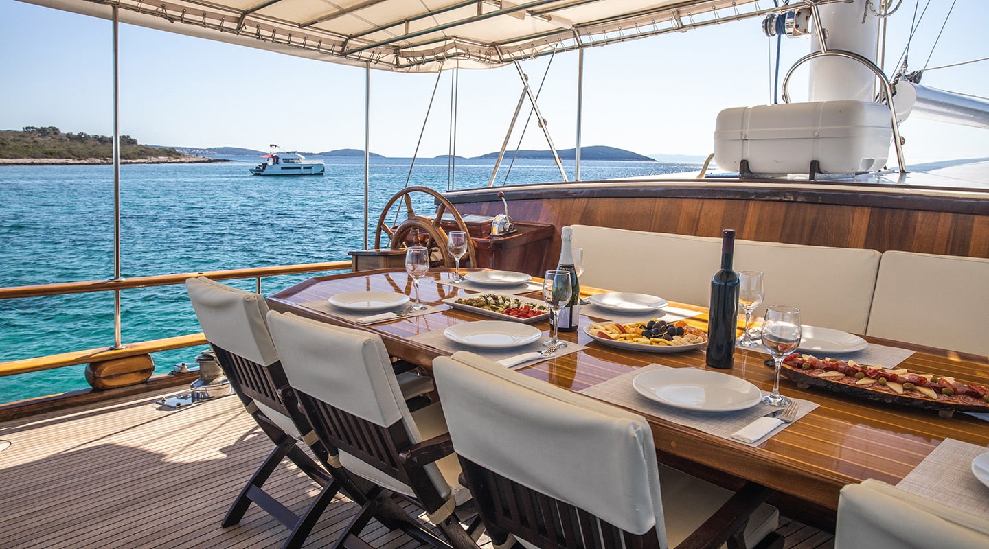 204 ANDI STAR Aft deck.jpg