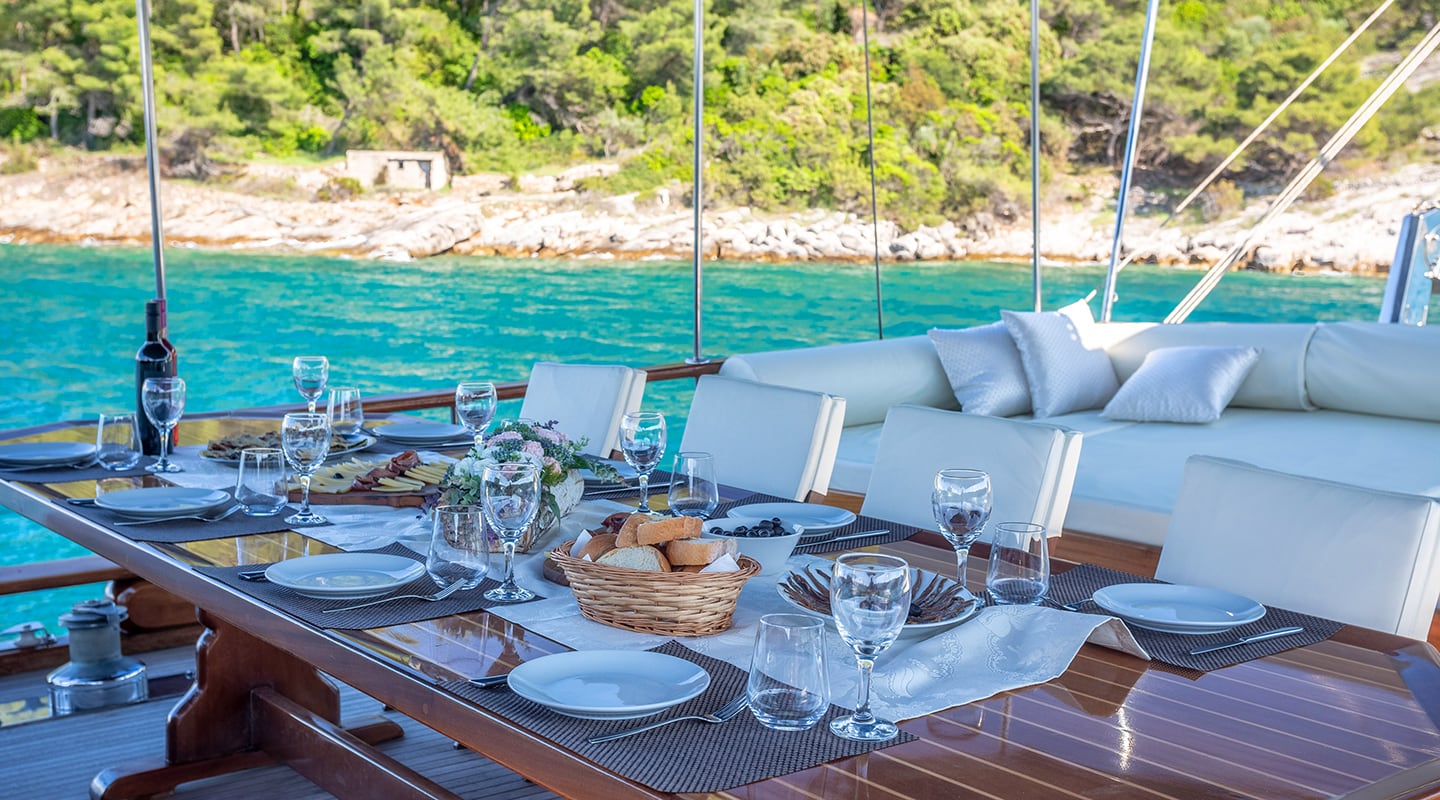 204 ANDI STAR Dining area on Aft deck.jpg