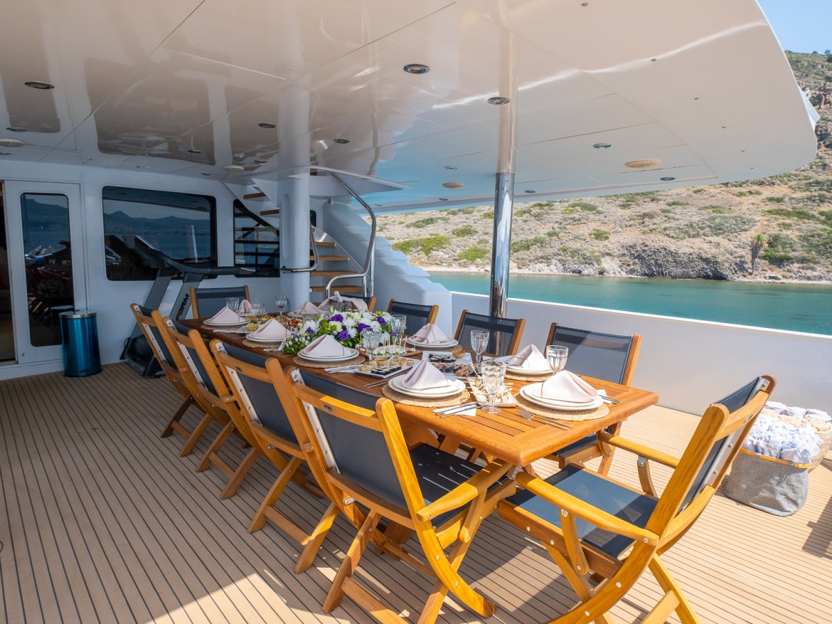 204 Bridge deck dining.jpg