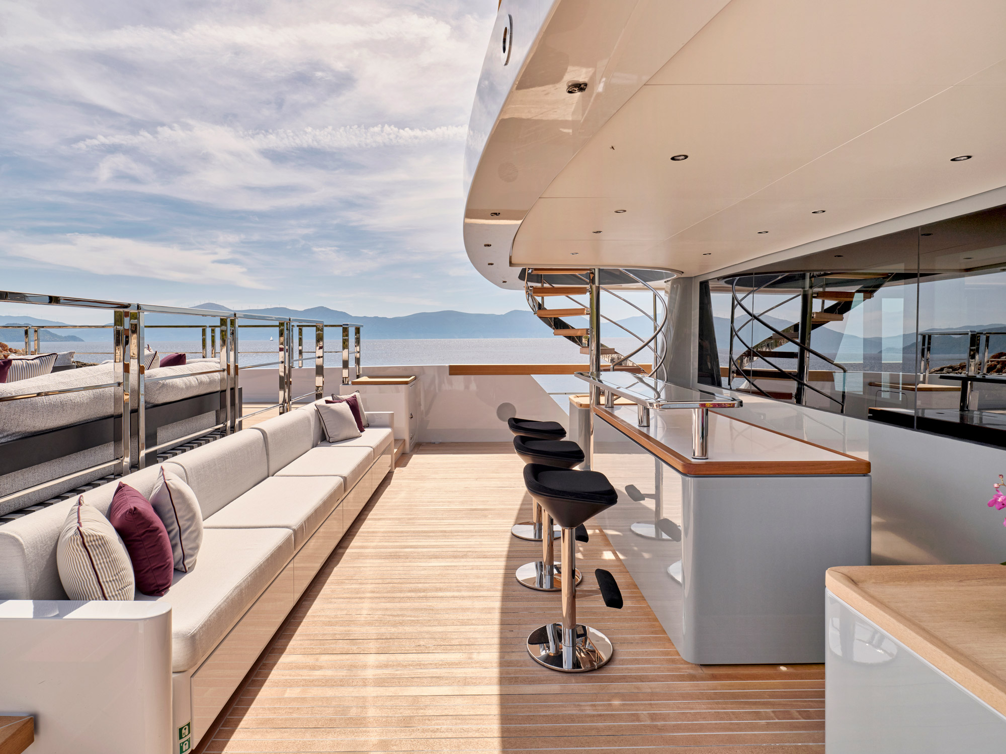 204 Deck lounge and bar.jpg