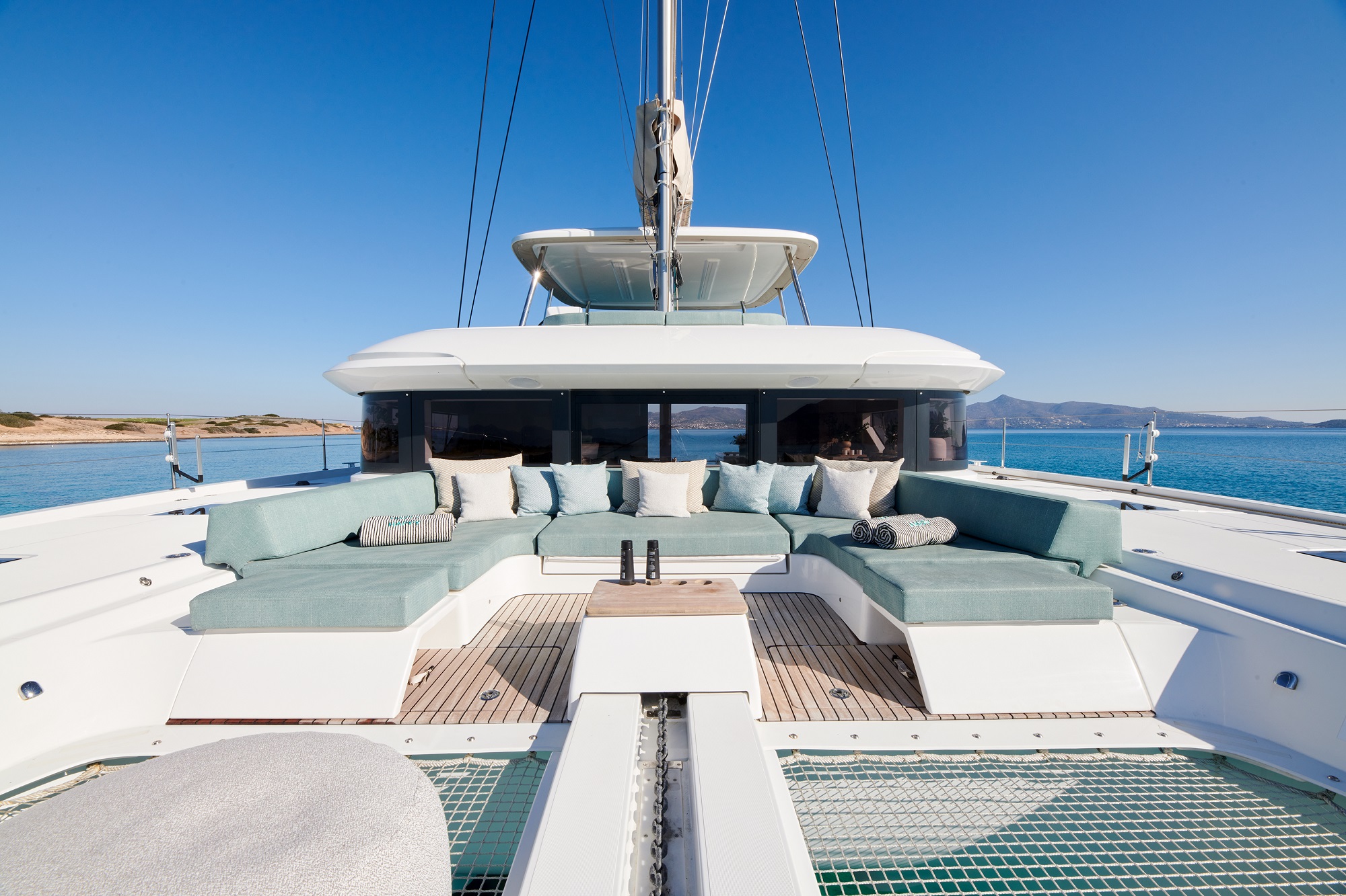 204 Foredeck dining and seating.jpg