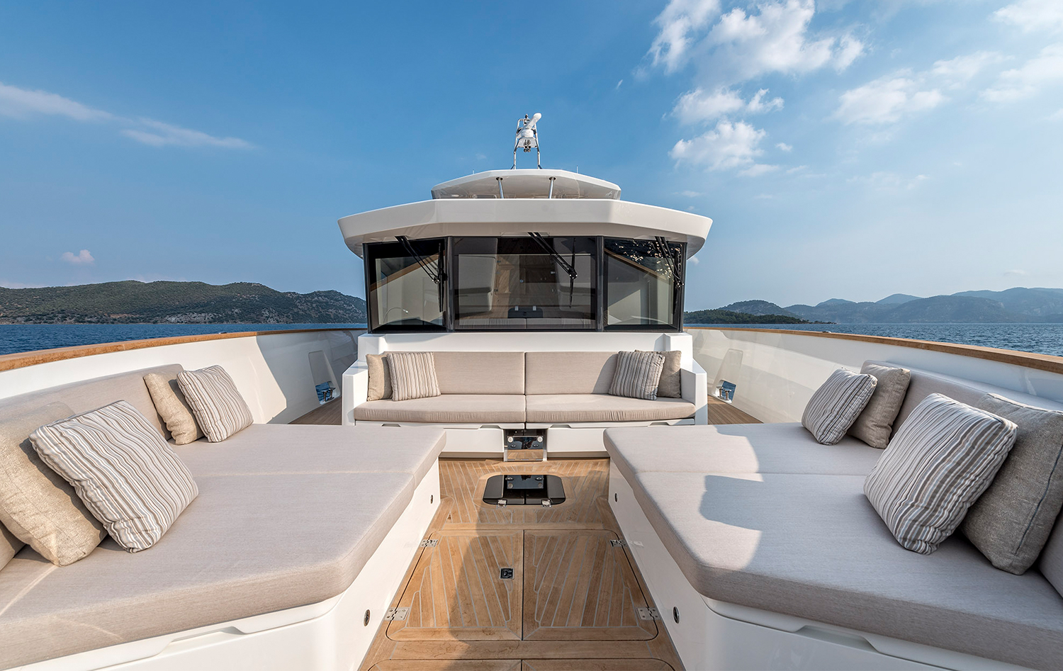 204 Foredeck lounge.jpg