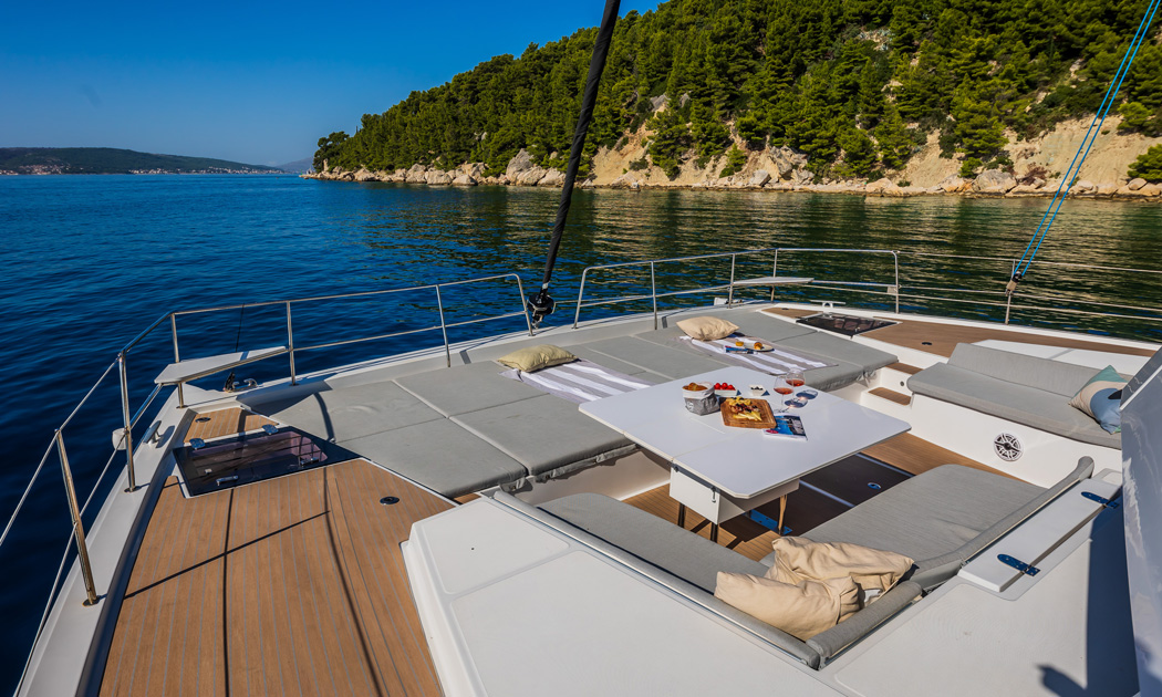 204 Foredeck view forward.jpg
