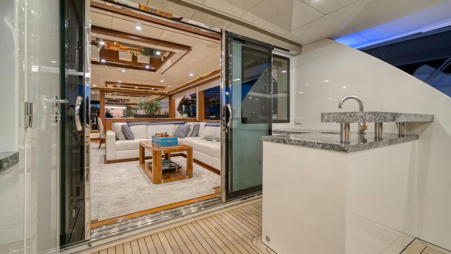 204 Main deck aft bar.jpg
