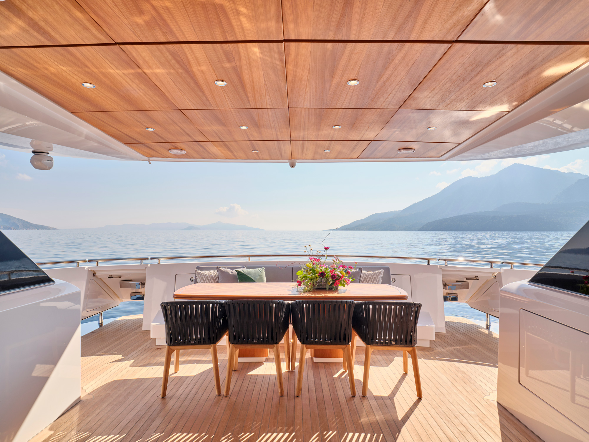 204 Main deck aft dining.jpg