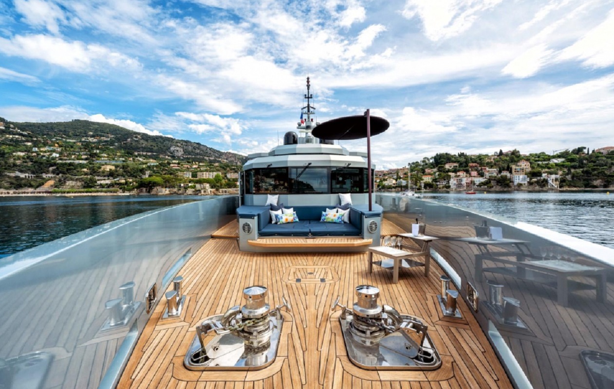 204 Main deck forward seating area.jpg