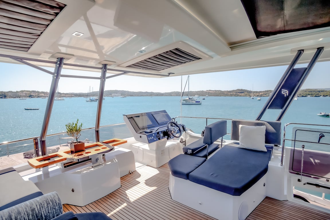 204 Main helm on the sun deck.jpg