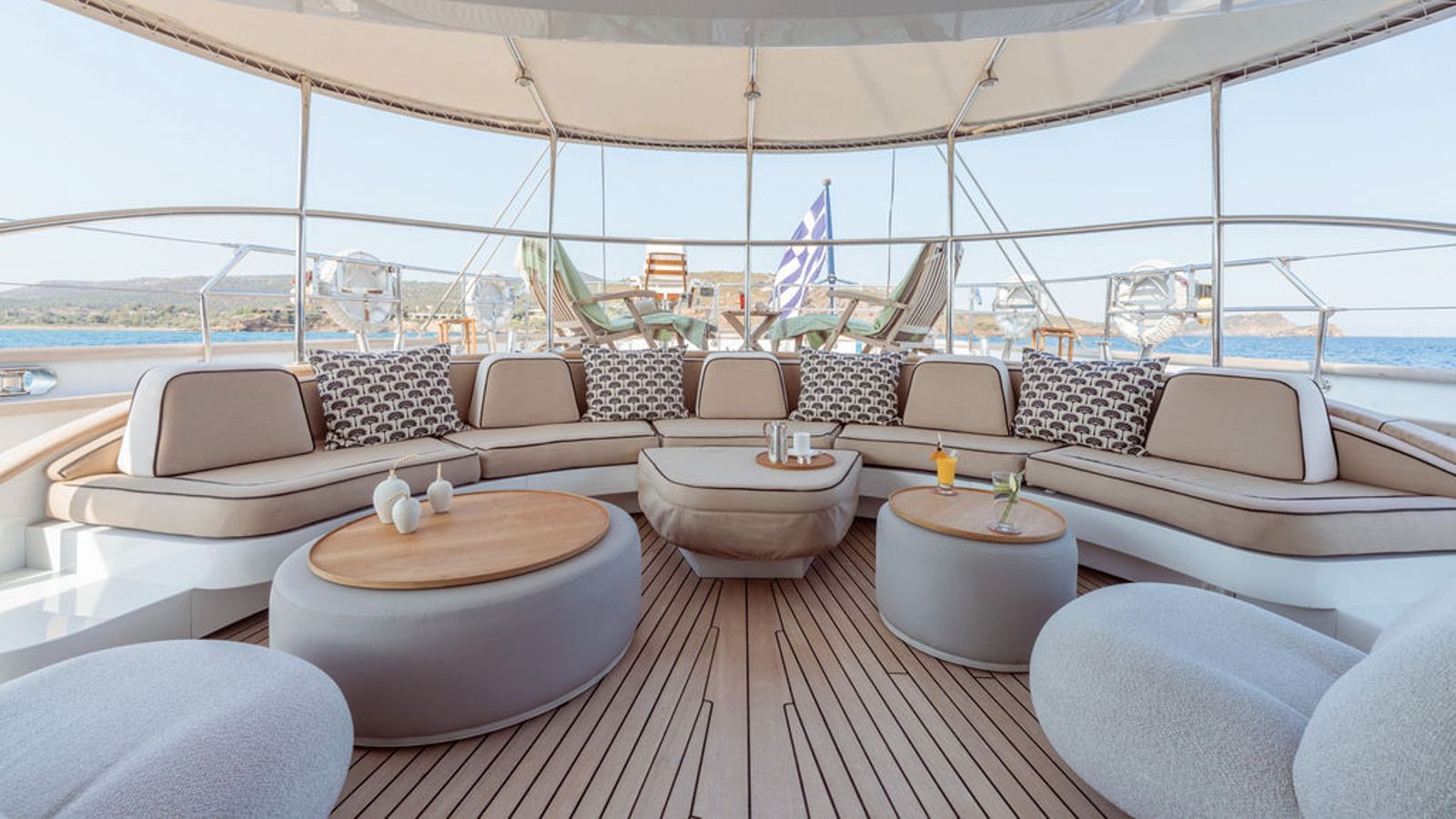 204 Seating on Main deck.jpg
