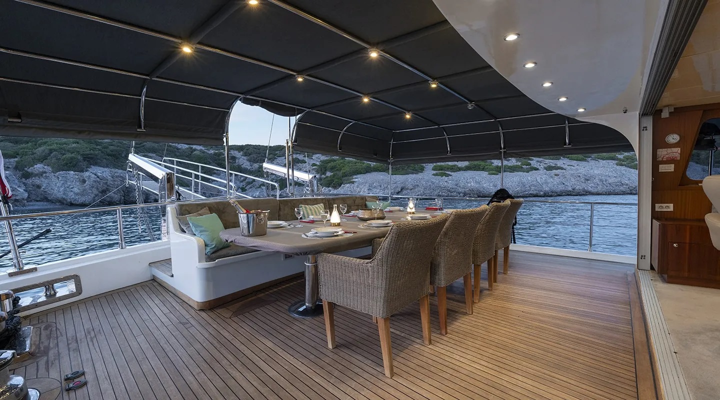 205 Aft deck dining view aft.jpg