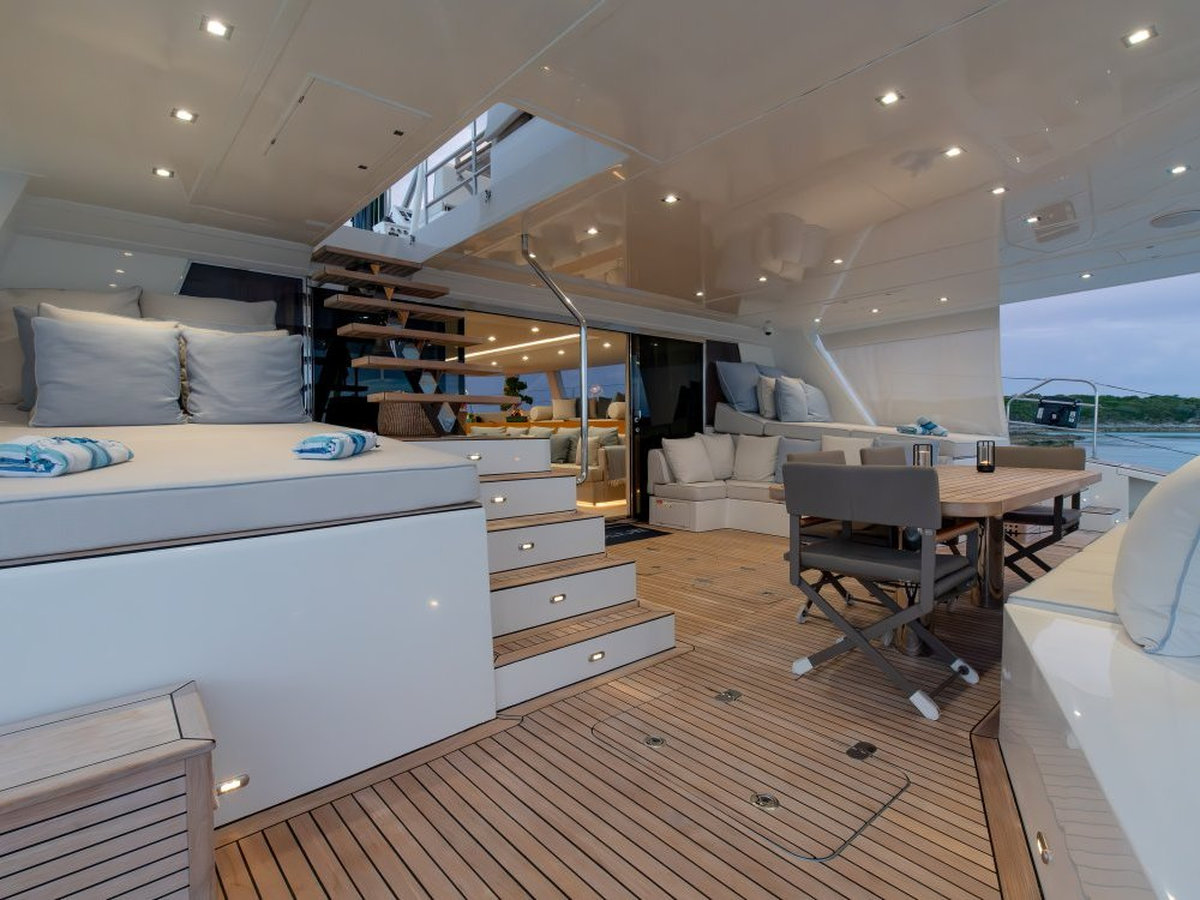 205 Aft deck.jpg