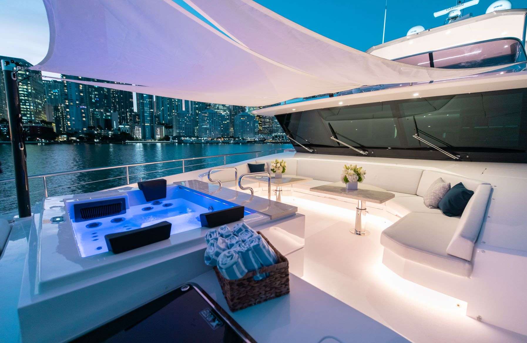 205 Foredeck with jacuzzi - night.jpg