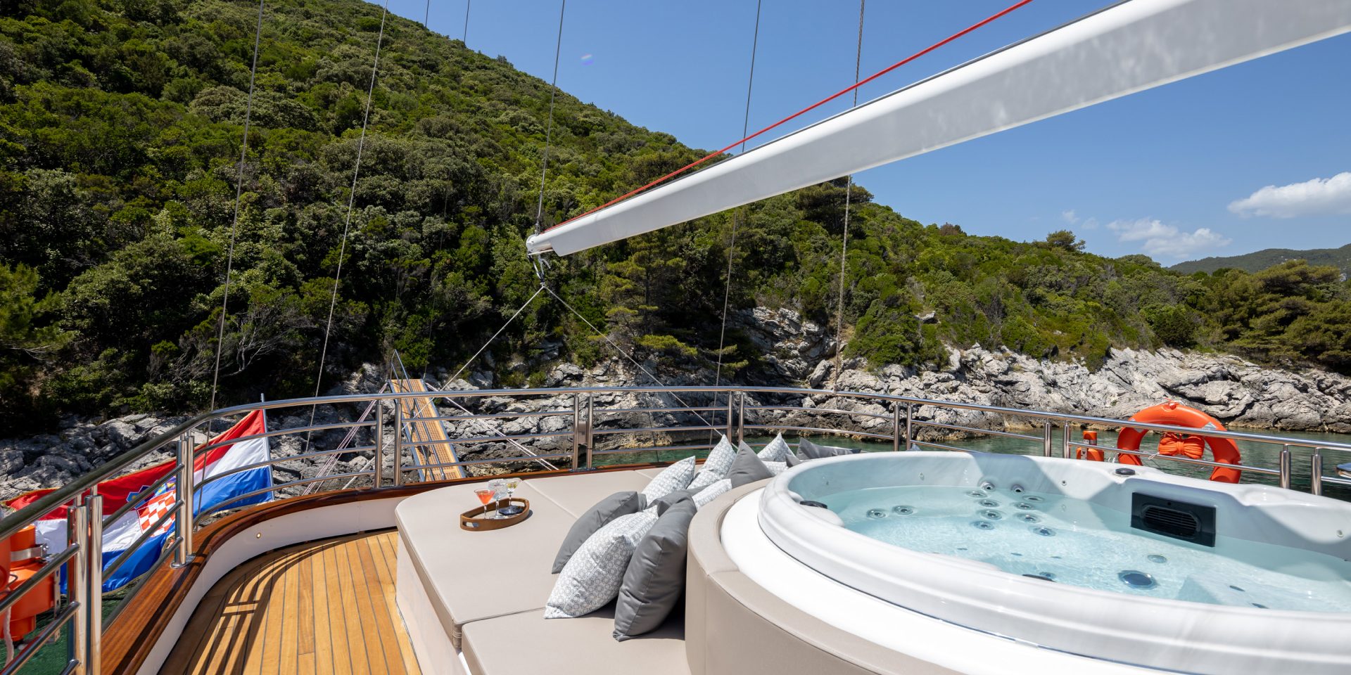 205 Jaccuzi on Sun deck.jpg