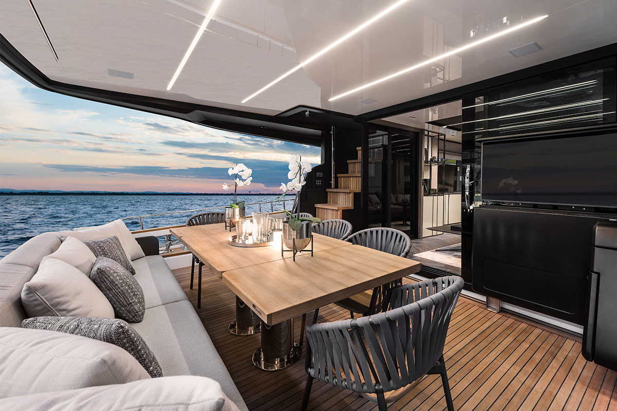 206 Aft deck dining.jpg