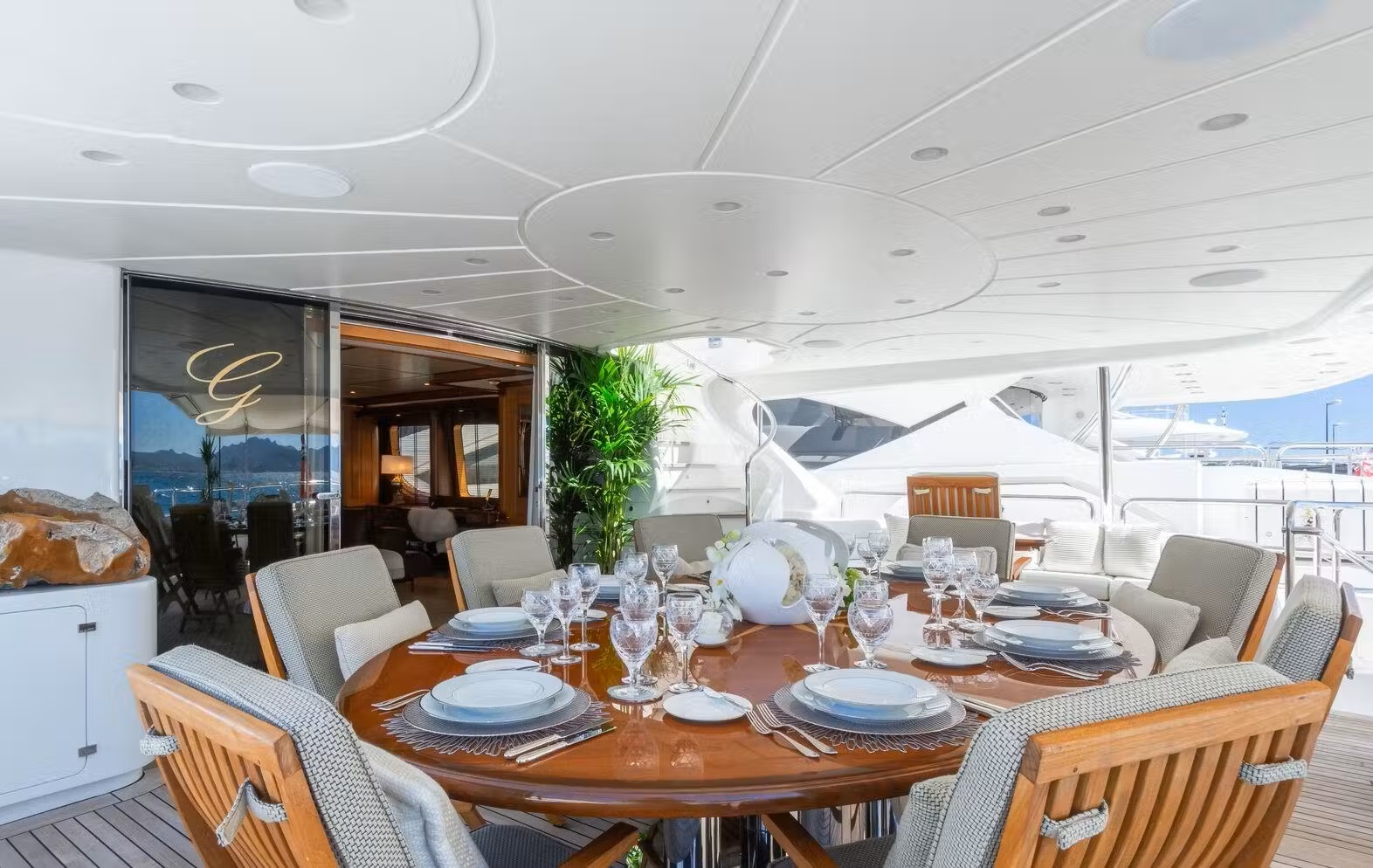 206 Bridgedeck dining.jpg