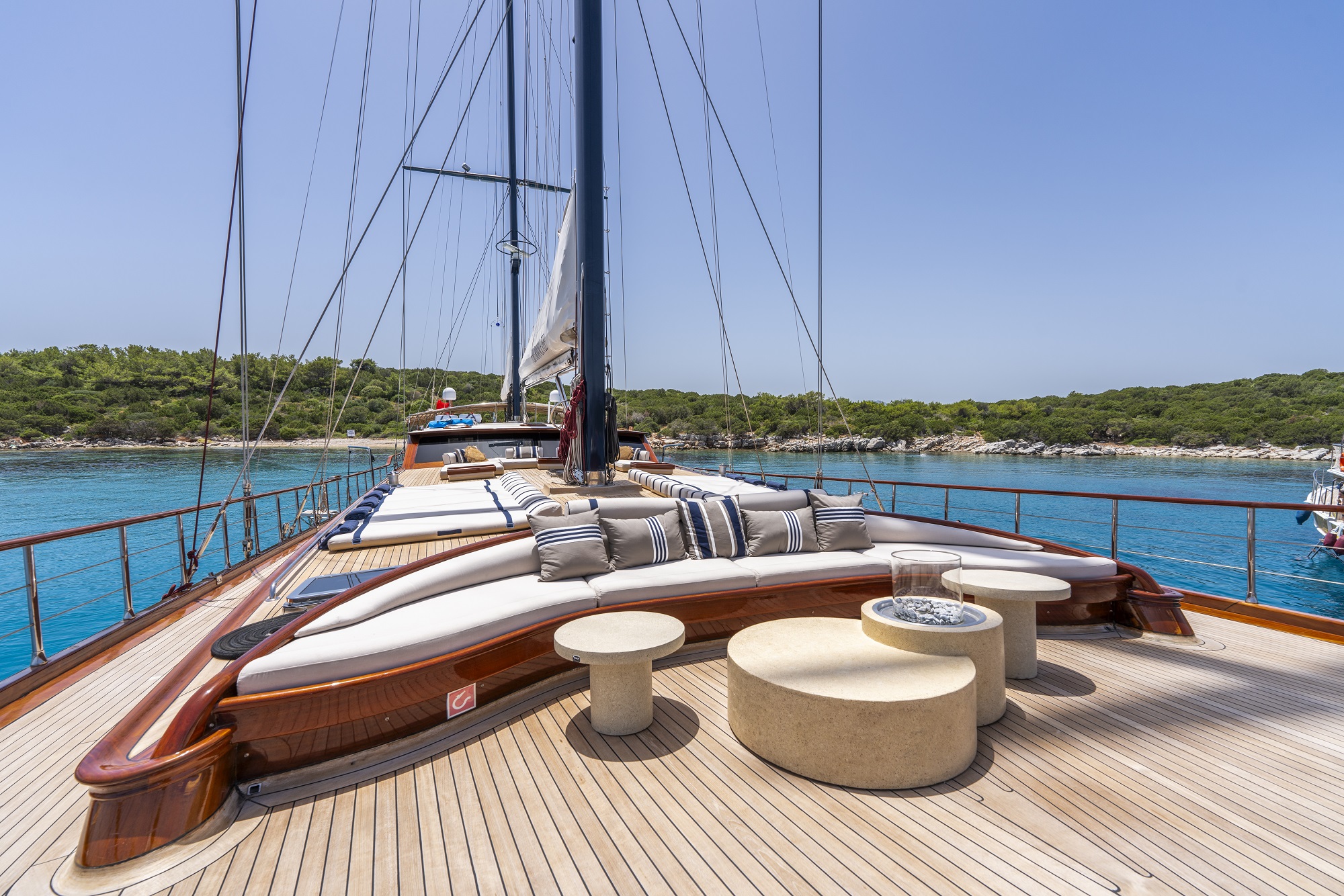 206 Deck lounge.jpg
