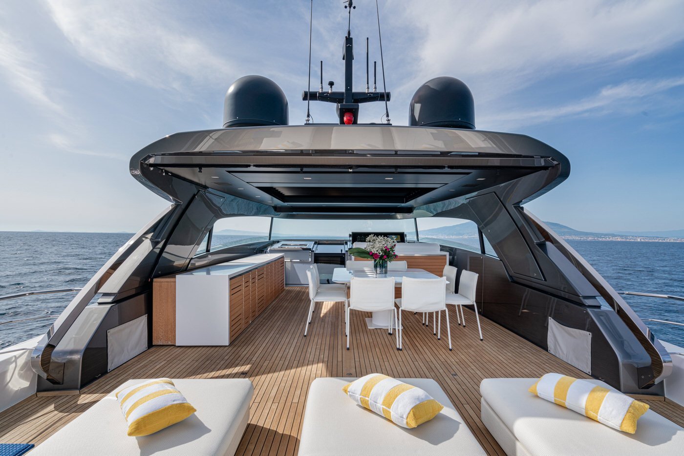 206 Flybridge sun deck.jpg