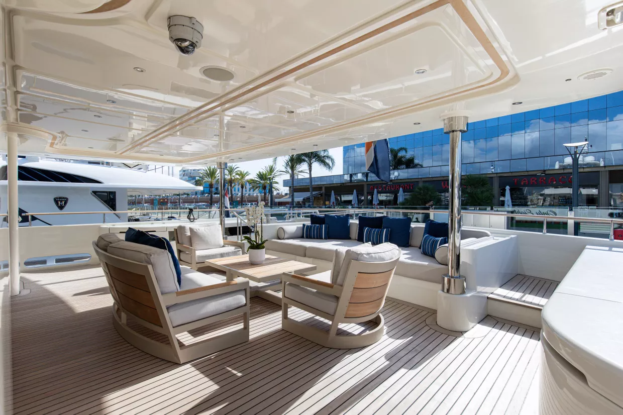 206 Main deck aft.png