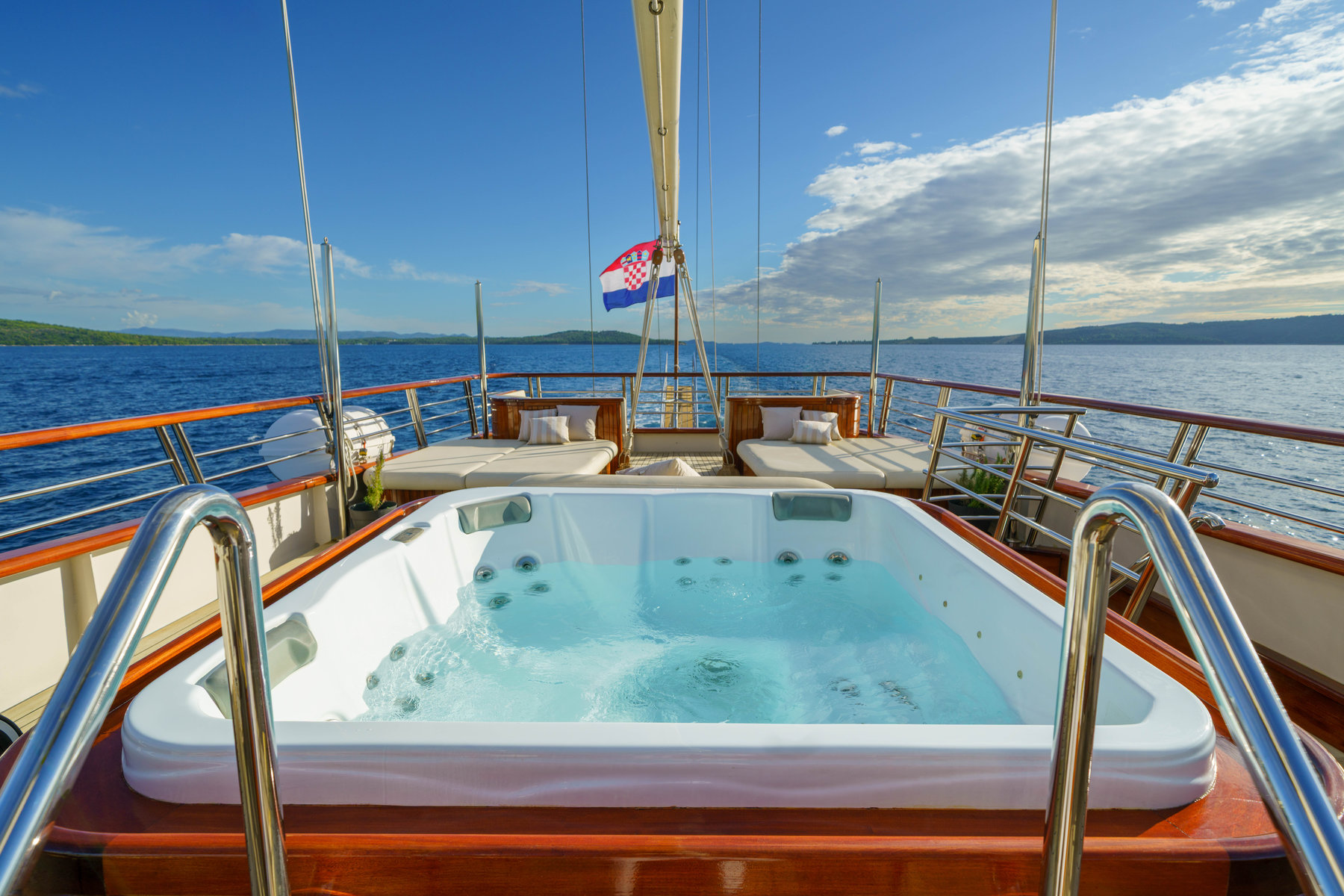 206 SON DE MAR - sun deck jacuzzi.jpg