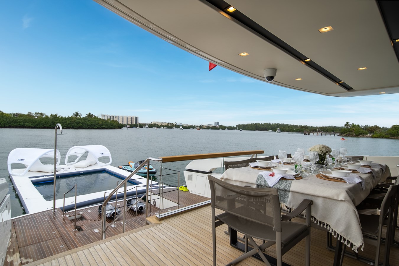 206 Stern deck with cockpit and beach club.jpg