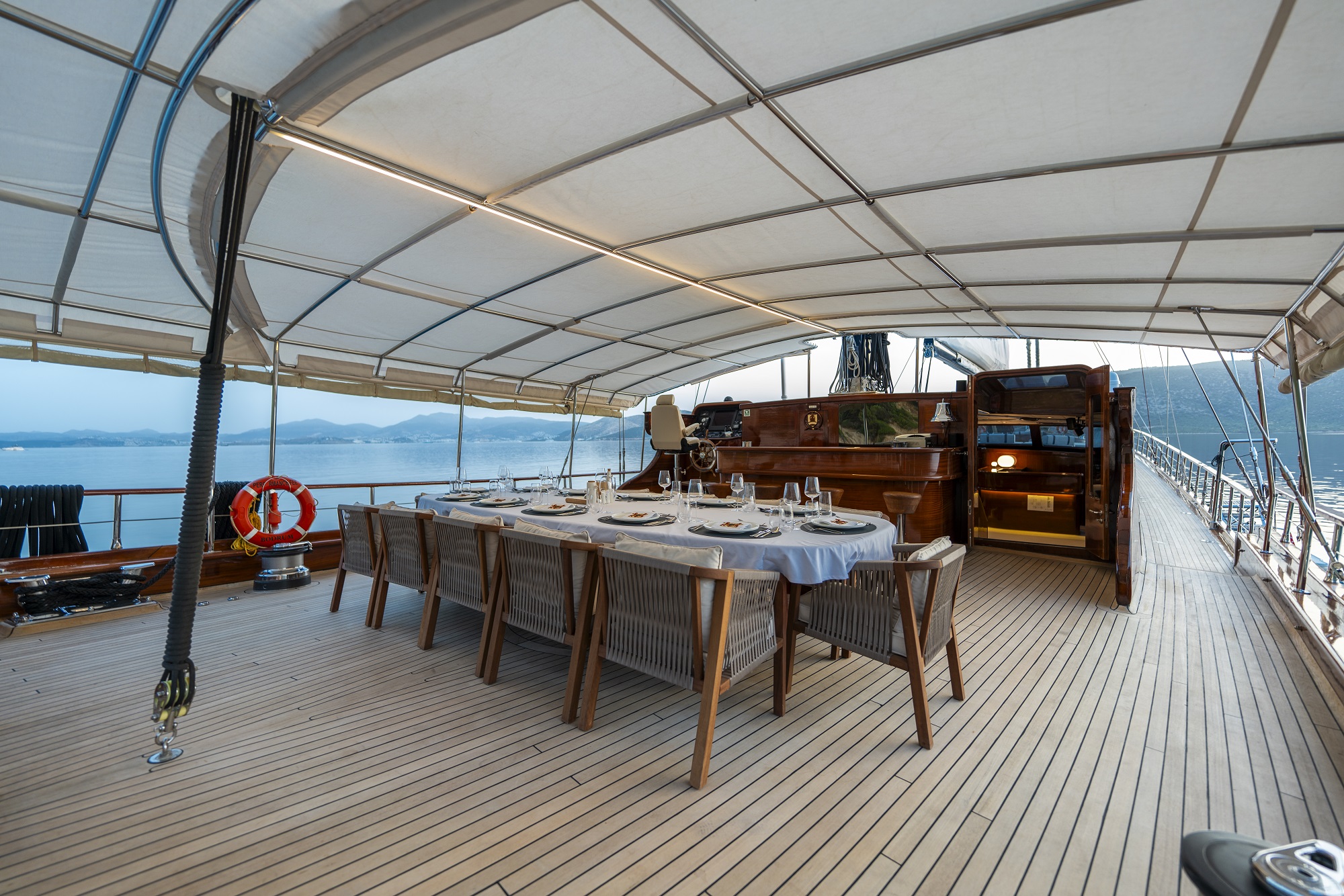207 Deck dining.jpg