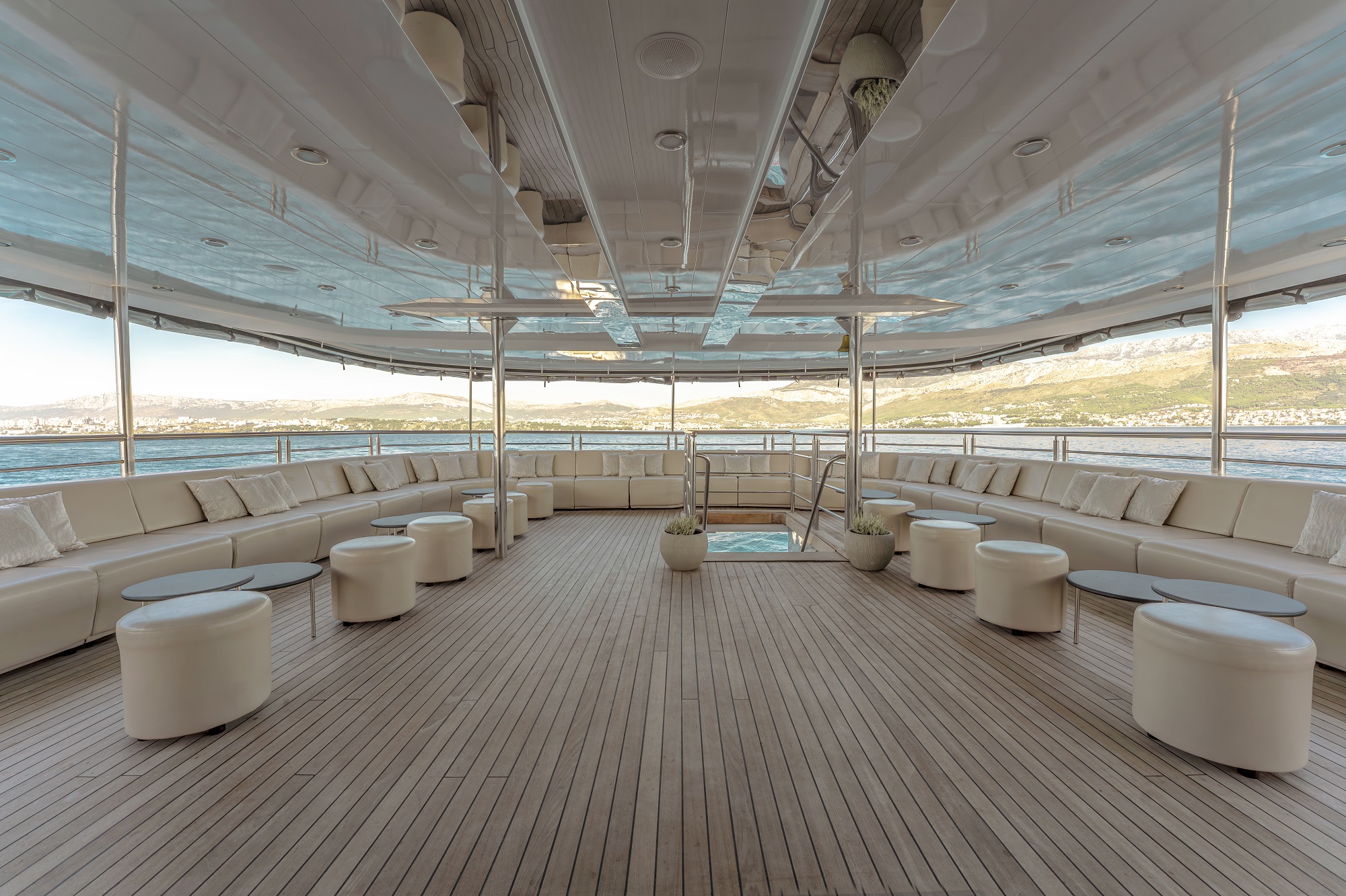207 Deck lounge.jpg