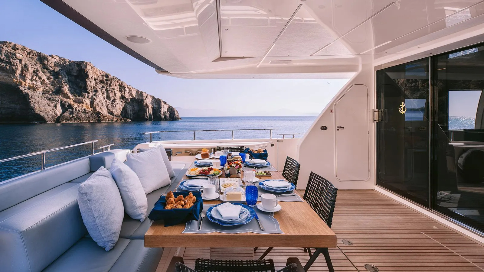 207 Main deck aft dining.jpg