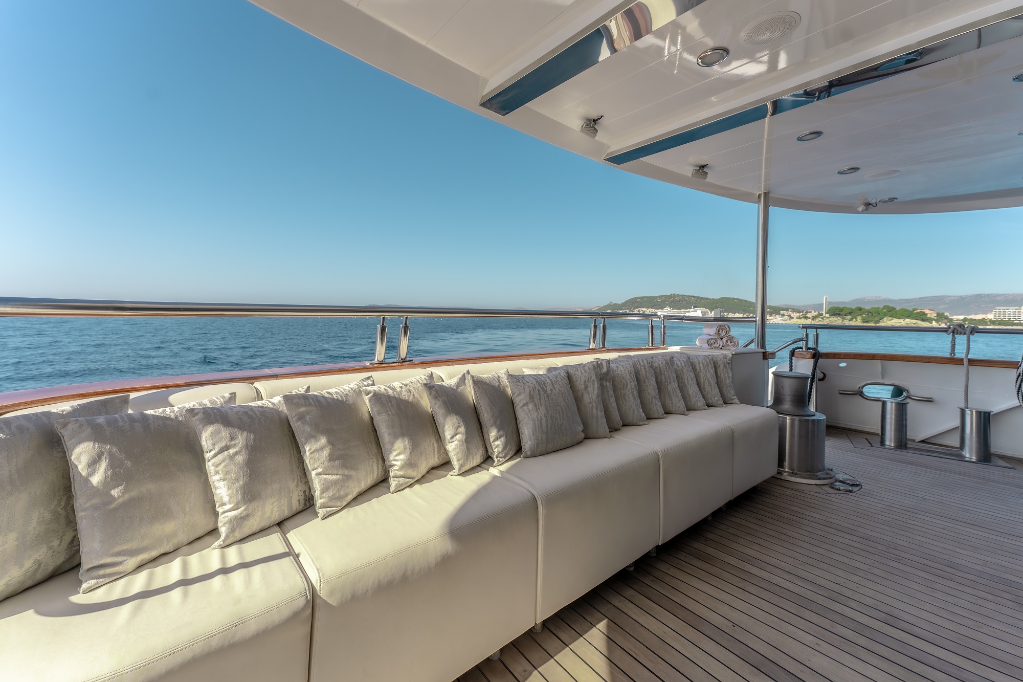 208 Deck furnishings.jpg