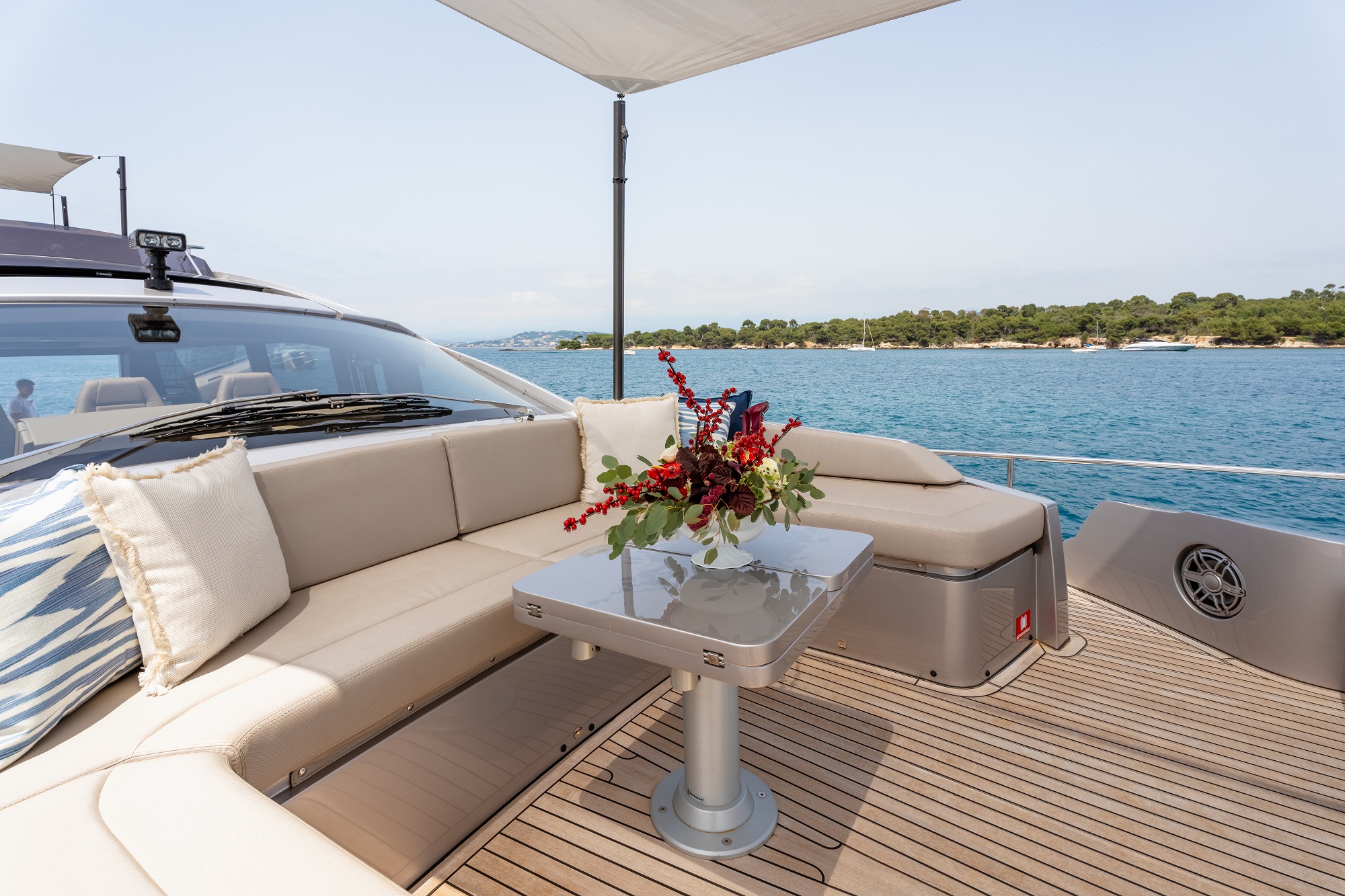 208 Flexible table on the bow.jpg