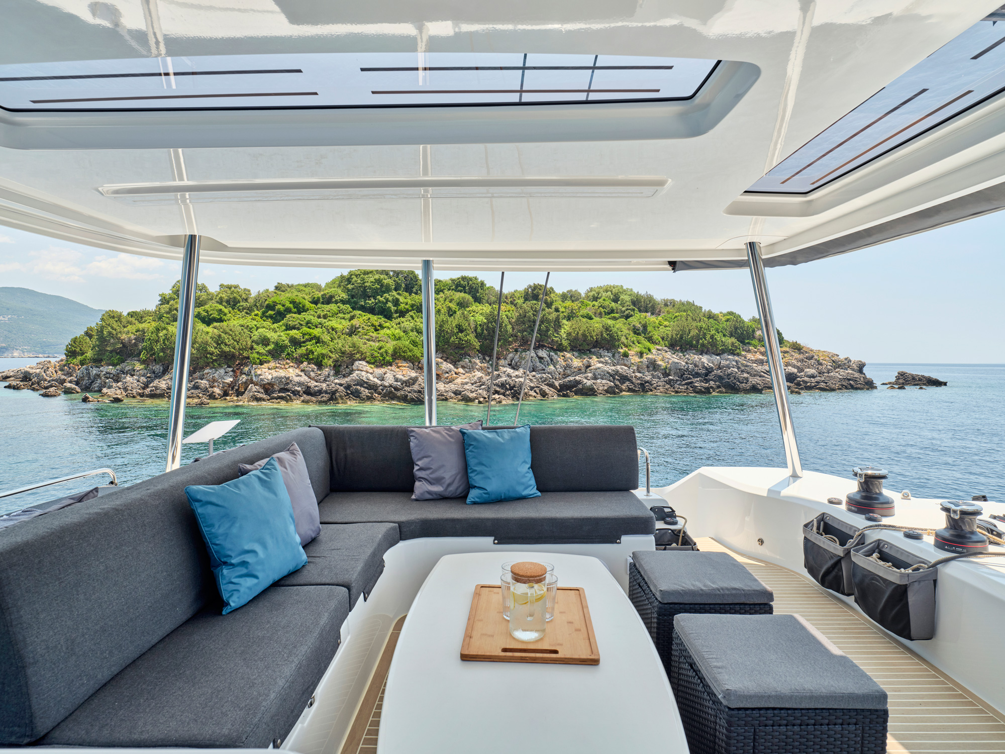 208 Flybridge seating.jpg