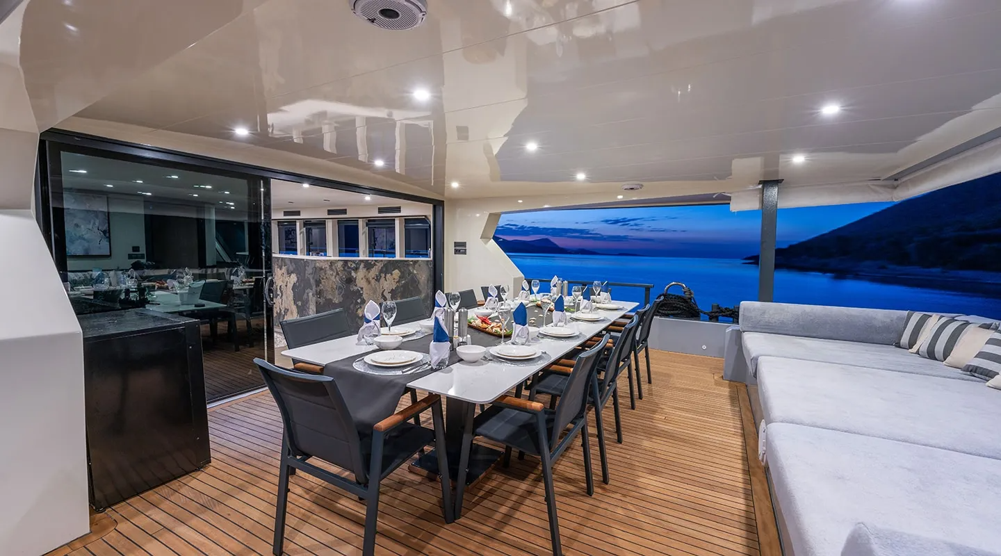 208 Main deck aft dining alternative view.png