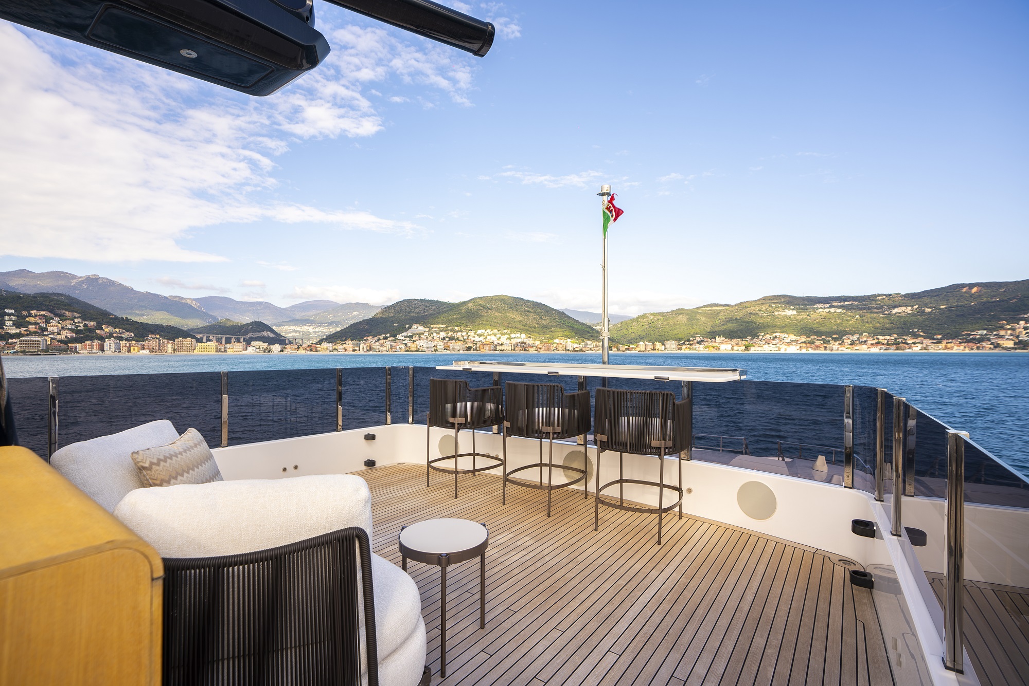 208 Raised seating on Sun deck.jpg