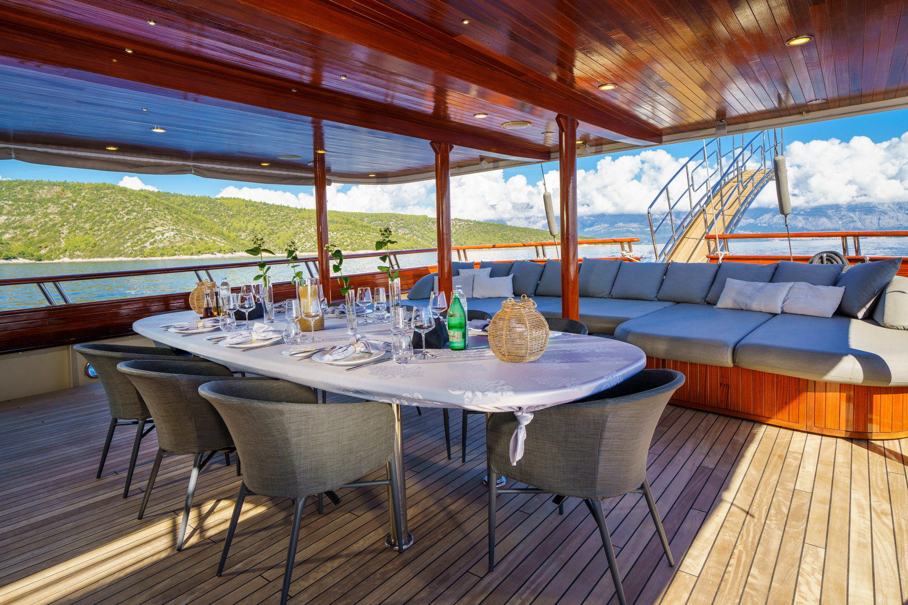 208 SON DE MAR - main deck dining and day beds.jpg