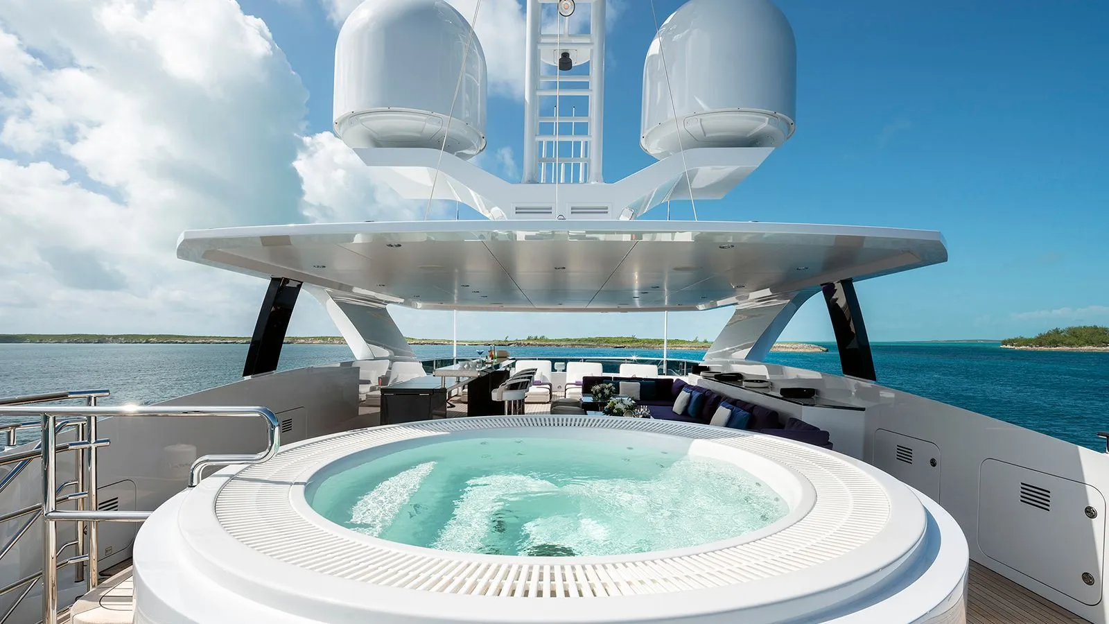 208 Sun deck jacuzzi.jpg