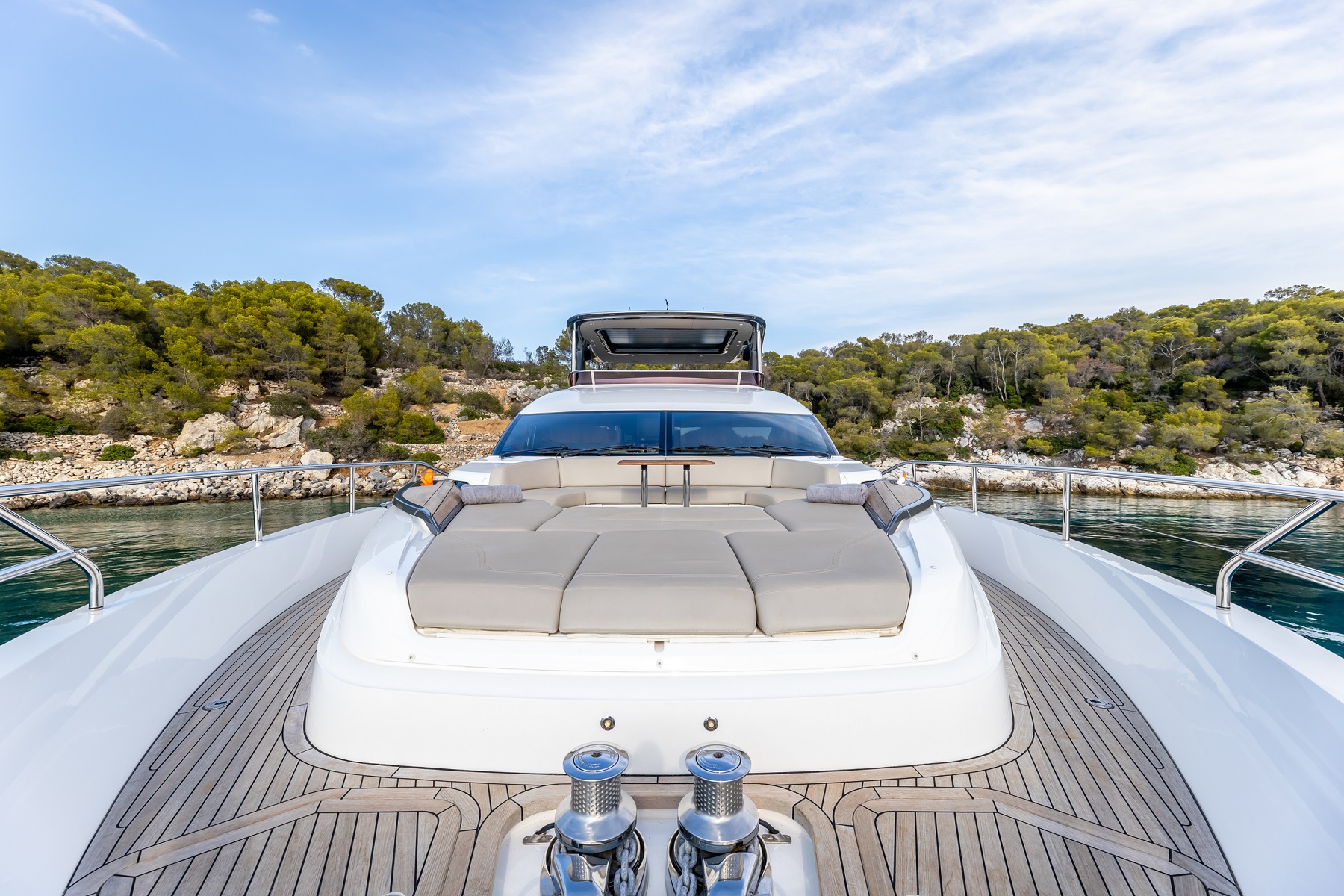 209 Foredeck seating and sun pads.jpg