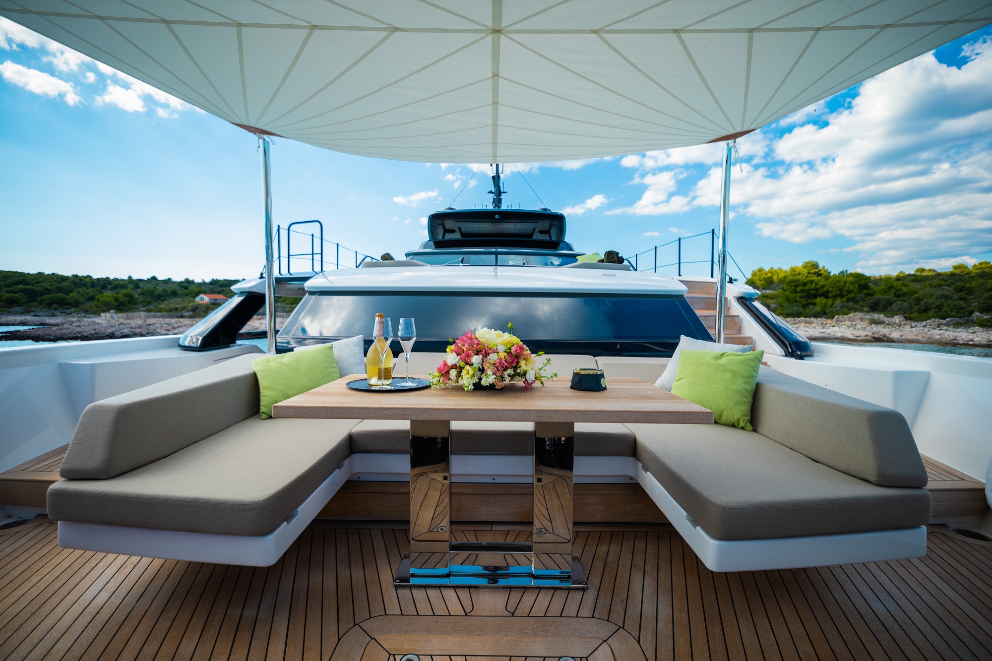 210 Foredeck seating.jpg