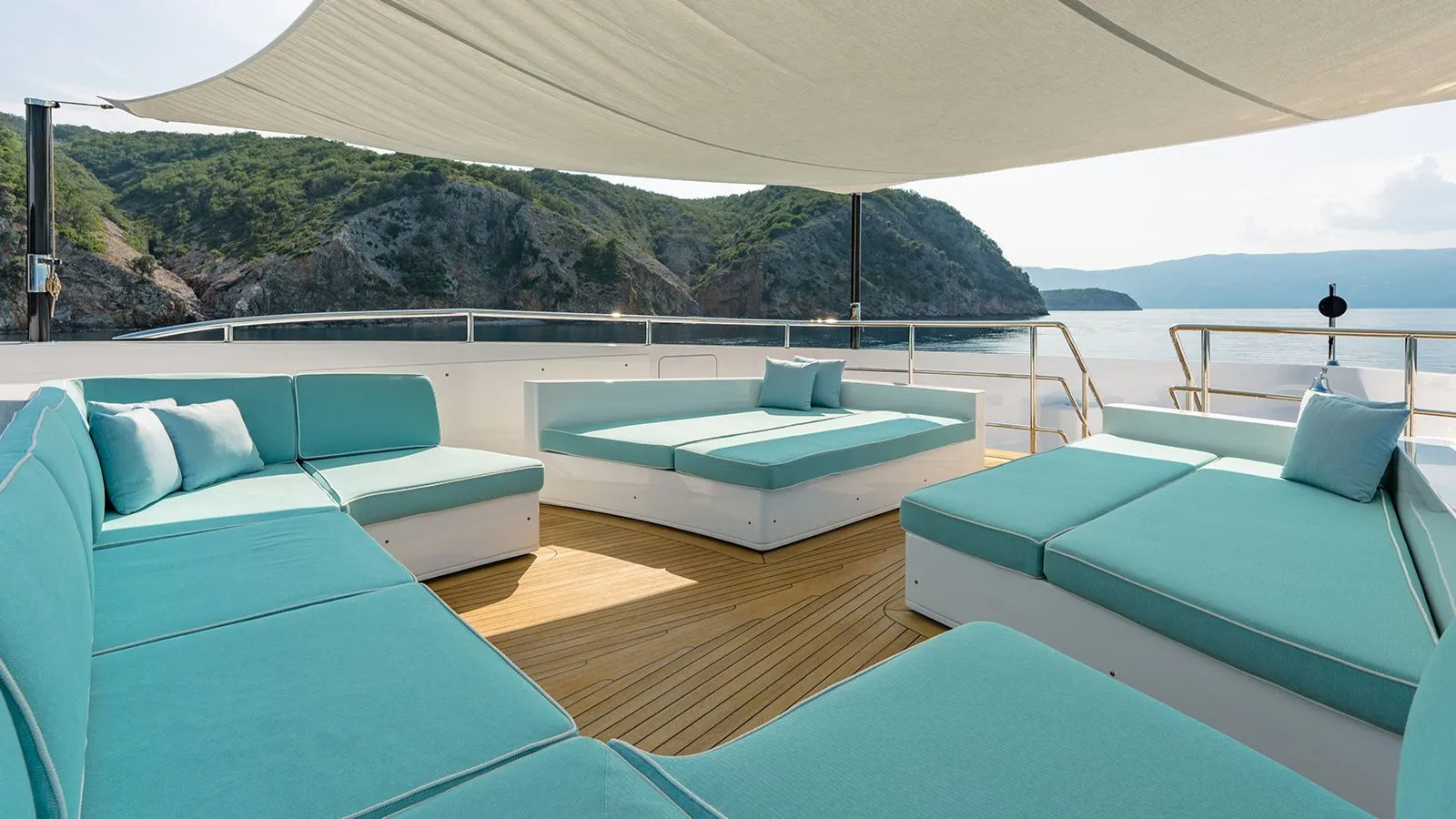 212 Foredeck sunbathing lounge.jpg