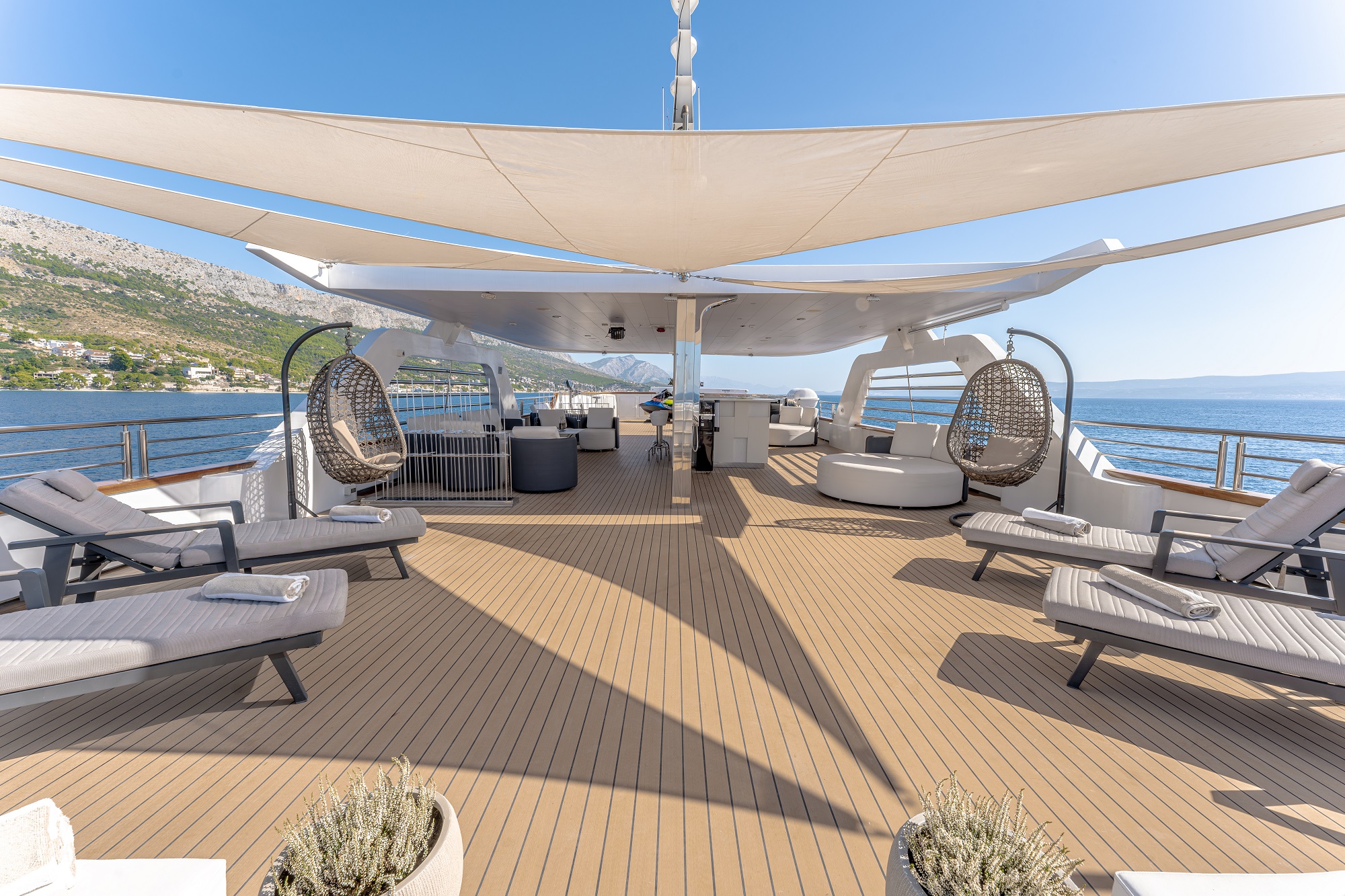 212 Sun deck sun loungers.jpg