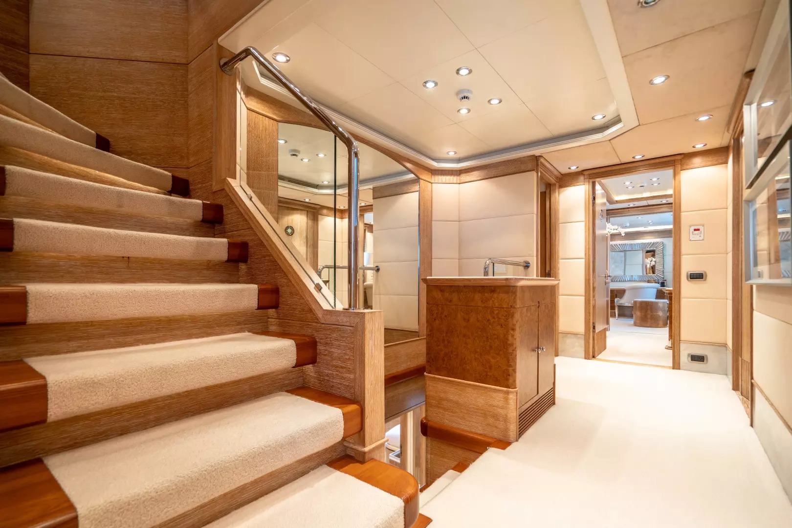 3.0 Stylish and spacious  interior.jpg