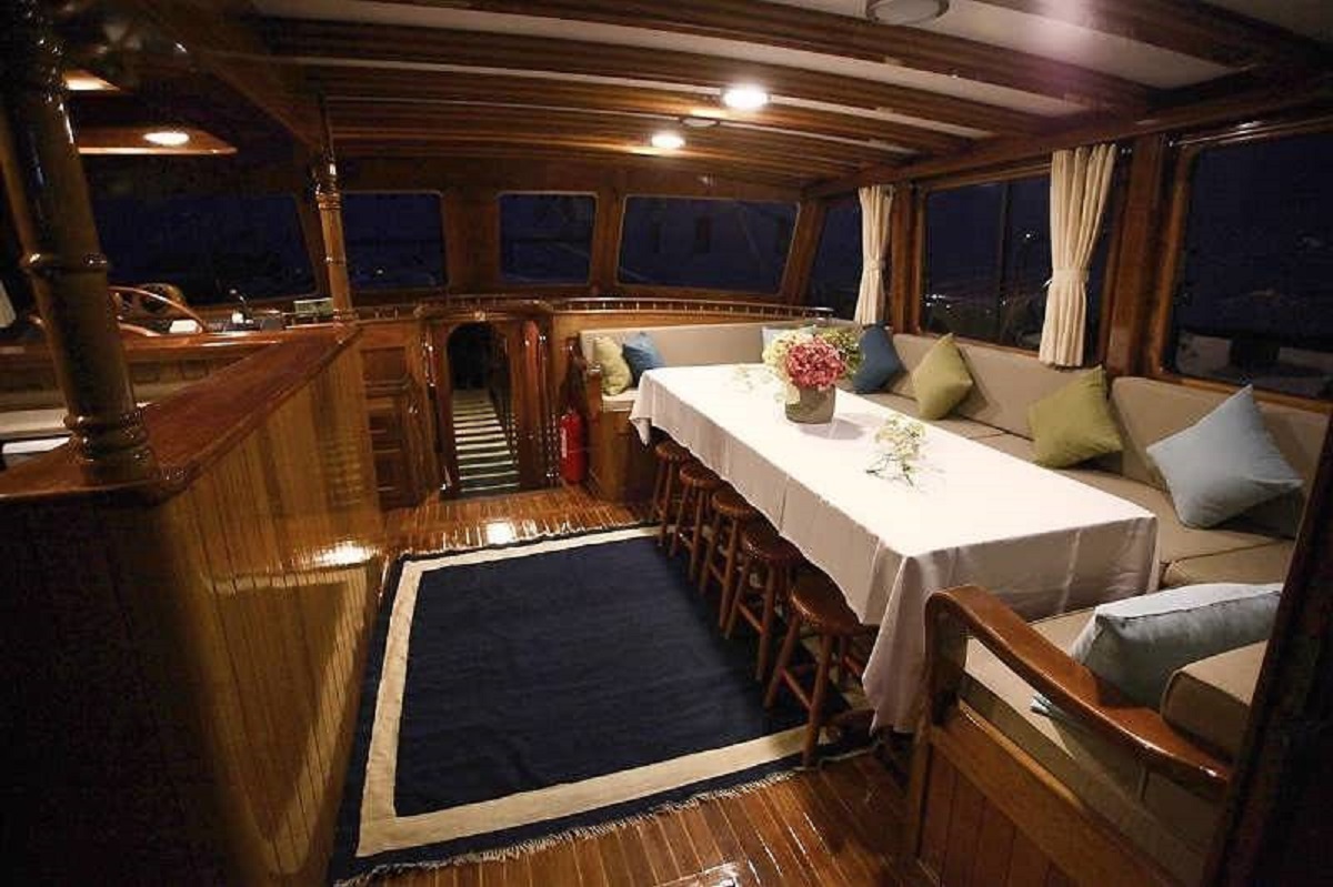 3.1 Cosy main salon.jpg
