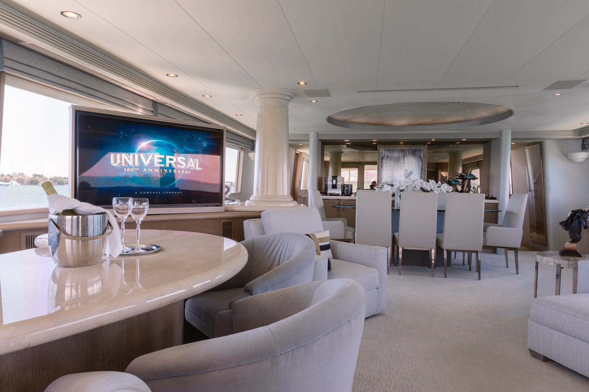 3.2 Main salon bar 1.jpg