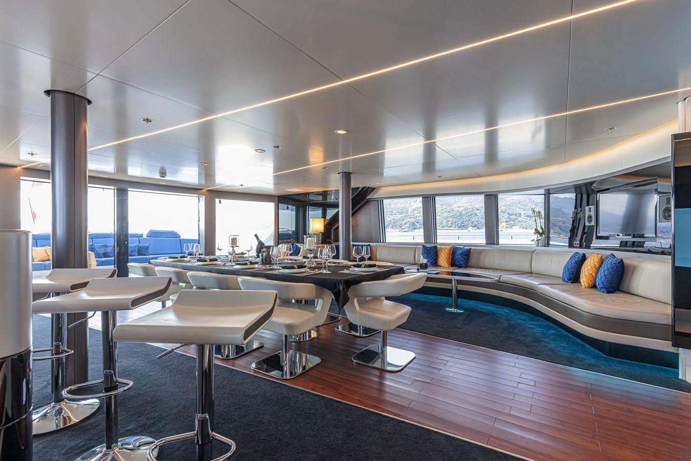 3.2 Main salon with bar - view aft.jpg