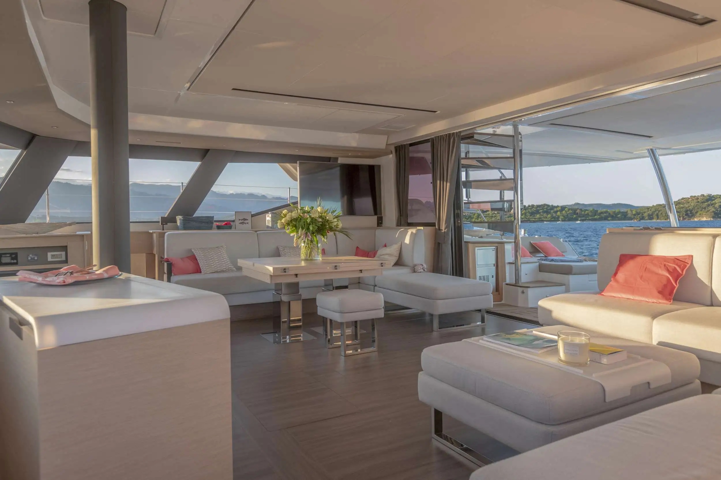 3.2 Mast salon view aft.jpg