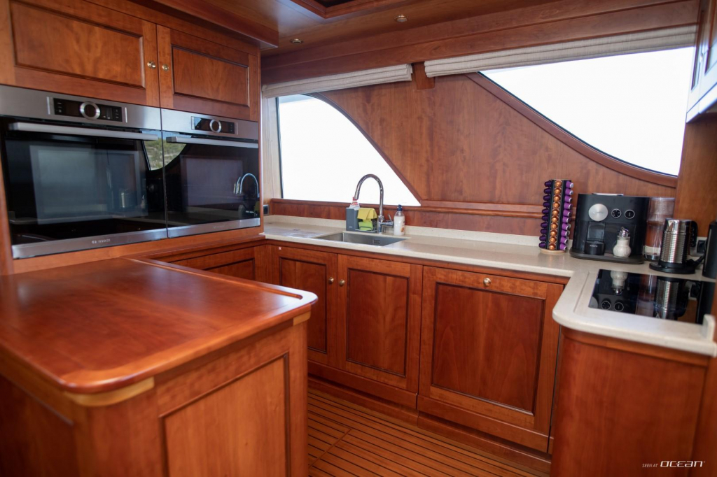 3.4 Classic yet well equipped galley.jpg