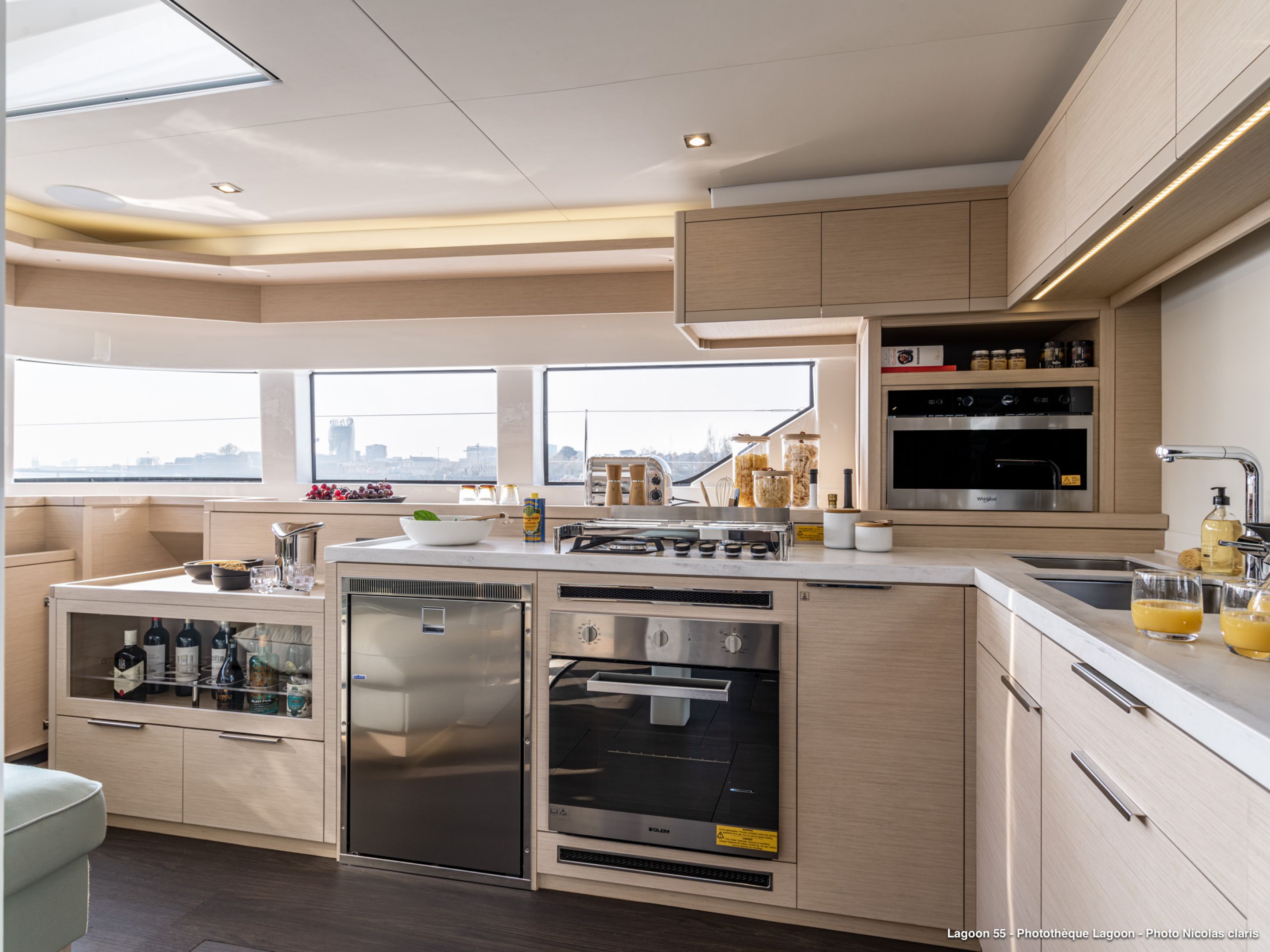 3.4 Galley in the main salon.jpg