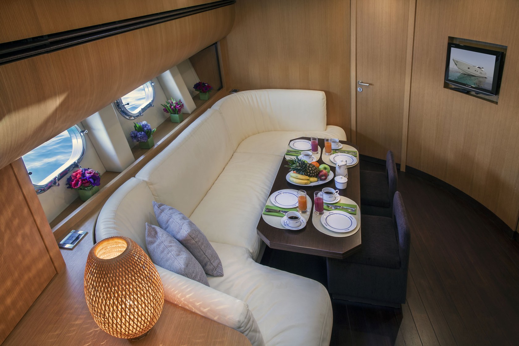 3.4 Unique additional dining or lounge space.jpg